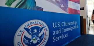 Gobierno de Trump cambia el proceso de asilo y permitirá enviar algunos casos directamente a un juez Una mujer llegando antes del inicio de una ceremonia de naturalización en la oficina local de los Servicios de Ciudadanía e Inmigración de EE. UU. en Miami. (Foto AP/Wilfredo Lee, archivo)