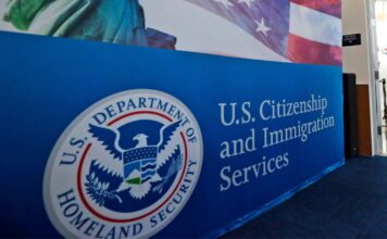 Trump endurece acciones para retirar ciudadanía a 17 personas naturalizadas Una mujer llegando antes del inicio de una ceremonia de naturalización en la oficina local de los Servicios de Ciudadanía e Inmigración de EE. UU. en Miami. (Foto AP/Wilfredo Lee, archivo)
