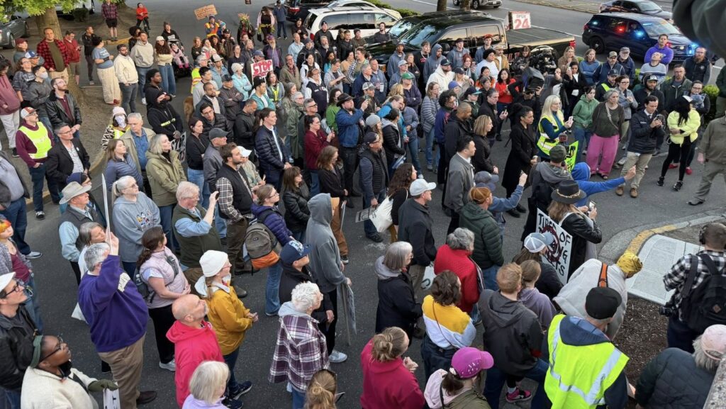 Residentes asistiendo a una marcha en Aurora, para expresar su preocupación por la seguridad en la zona y por los casos relacionados con la trata de personas. — Imagen: Fiscalía del Condado de King