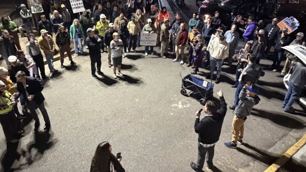 Momento en el que los residentes que asistieron a la marcha en Aurora expresan su preocupación por la seguridad y por los casos relacionados con la trata de personas. — Imagen: Fiscalía del Condado de King