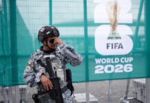 México cruza los dedos para que las protestas no empañen su inauguración Un oficial de la Guardia Nacional monta guardia a las afueras de un estadio que albergará partidos de la Copa Mundial de la FIFA en Guadalajara, México, el martes 9 de junio de 2026.(AP Foto/Matías Delacroix)