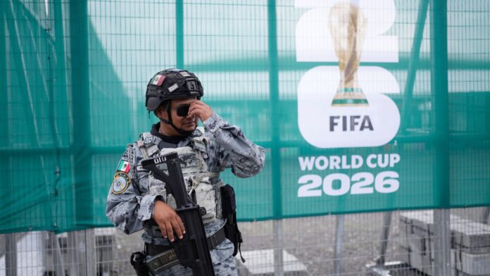 Un oficial de la Guardia Nacional monta guardia a las afueras de un estadio que albergará partidos de la Copa Mundial de la FIFA en Guadalajara, México, el martes 9 de junio de 2026.(AP Foto/Matías Delacroix)