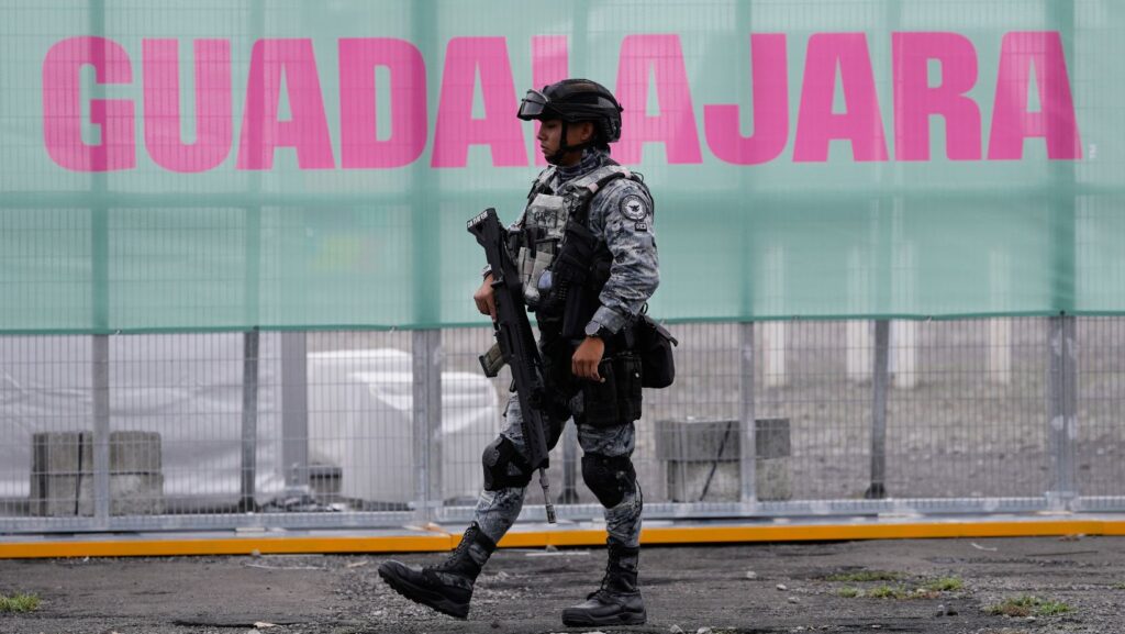 Un oficial de la Guardia Nacional monta guardia a las afueras de un estadio que albergará partidos de la Copa Mundial de la FIFA en Guadalajara, México, el martes 9 de junio de 2026.(AP Foto/Matías Delacroix)