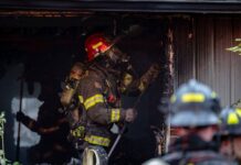 Incendio en Lynnwood deja daños materiales y una persona atendida por inhalación de humo Bomberos revisando la vivienda luego de controlar el incendio — Imagen: South County Fire