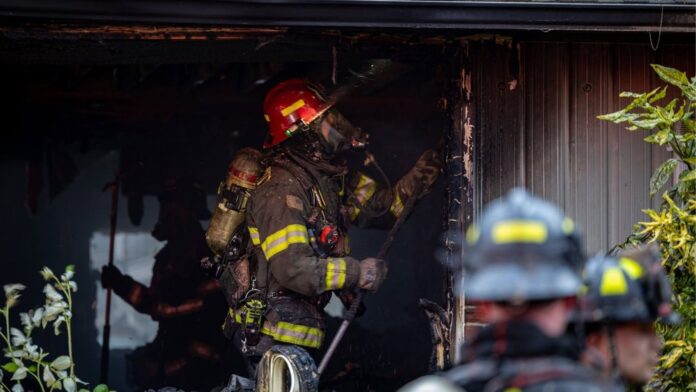 Bomberos revisando la vivienda luego de controlar el incendio — Imagen: South County Fire