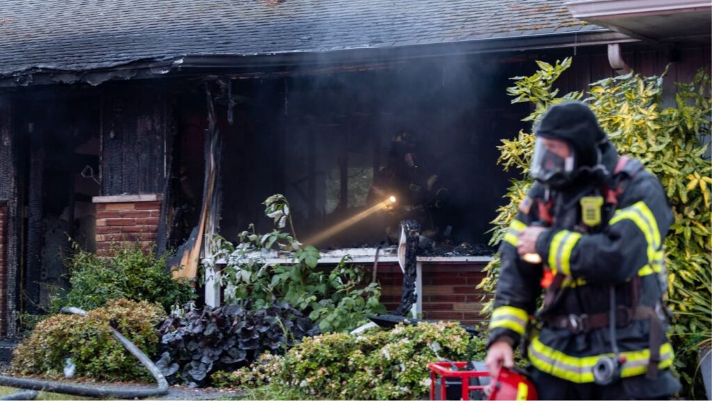 Bomberos revisando la vivienda luego de controlar el incendio — Imagen: South County Fire 