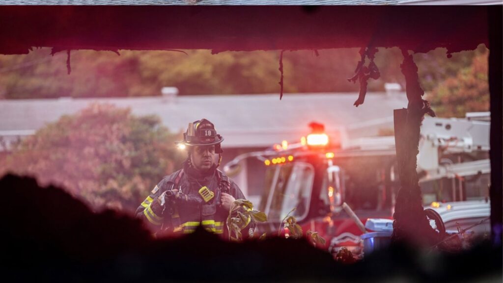 Bombero entrando a la vivienda luego de controlar el incendio — Imagen: South County Fire 