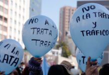 Más allá de los mitos: millones de personas son víctimas de explotación en el mundo Estudiantes universitarios sostienen globos con el mensaje "No a la trata de personas" durante una protesta con motivo del Día Mundial contra la Trata de Personas, en La Paz, Bolivia. La Asamblea General de las Naciones Unidas ha declarado el 30 de julio como el Día Mundial contra la Trata de Personas. (Foto AP/Juan Karita)