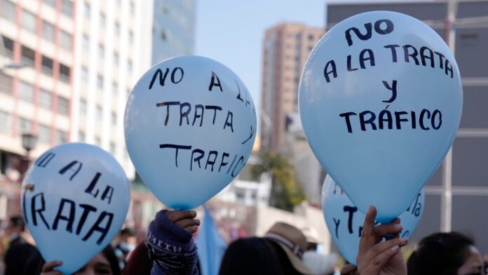 Estudiantes universitarios sostienen globos con el mensaje "No a la trata de personas" durante una protesta con motivo del Día Mundial contra la Trata de Personas, en La Paz, Bolivia. La Asamblea General de las Naciones Unidas ha declarado el 30 de julio como el Día Mundial contra la Trata de Personas. (Foto AP/Juan Karita)