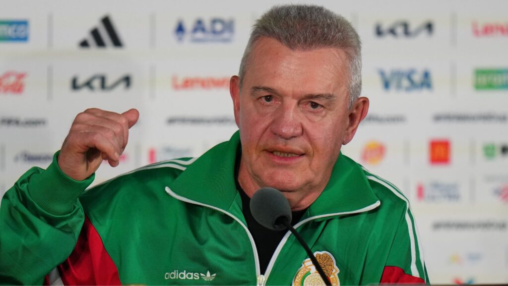 Javier Aguirre, entrenador de la selección mexicana, habla en una conferencia de prensa en el Estadio Azteca, el miércoles 10 de junio de 2026 (AP Foto/Eduardo Verdugo)