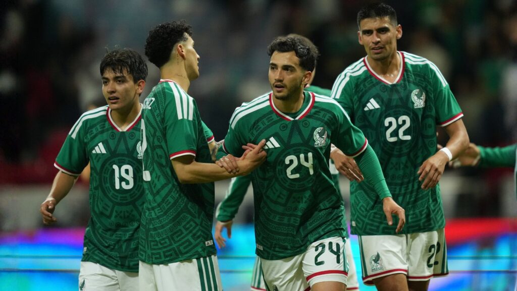 Luis Chávez, de la selección mexicana, festeja con sus compañeros tras anotar ante Serbia en un partido amistoso realizado el jueves 4 de junio de 2026 en Toluca (AP Foto/Moisés Castillo)