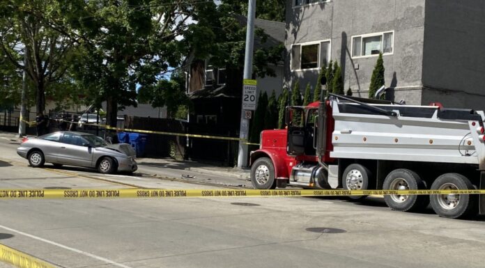 Conductor de 63 años muere tras colisión con un camión de volteo en Seattle Accidente del camión en el Distrito Central donde un hombre de 63 años murió — Imagen: SPD