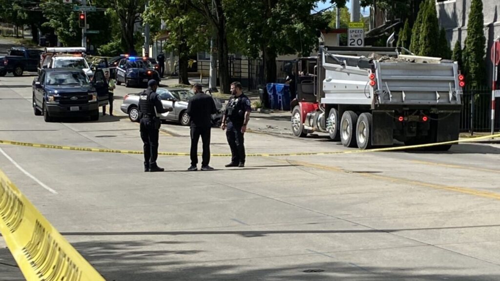 Agentes en el área donde ocurrió el accidente del camión en el Distrito Central donde un hombre de 63 años murió — Imagen: SPD 