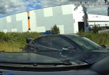 Detenido tras persecución en la I-5 tenía orden de arresto y conducía un vehículo robado Momento en el que el agente inmoviliza el vehículo del sospechoso con su patrulla — Gráfica: Oficina del sheriff del condado de Thurston