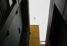 Empujan plan para crear 10 mil viviendas asequibles en WA Un avión cruza el cielo sobre un complejo de microapartamentos en Seattle, en marzo de 2024. (Foto AP/Manuel Valdés)