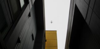 Empujan plan para crear 10 mil viviendas asequibles en WA Un avión cruza el cielo sobre un complejo de microapartamentos en Seattle, en marzo de 2024. (Foto AP/Manuel Valdés)