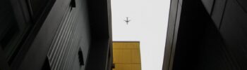 Un avión cruza el cielo sobre un complejo de microapartamentos en Seattle, en marzo de 2024. (Foto AP/Manuel Valdés)