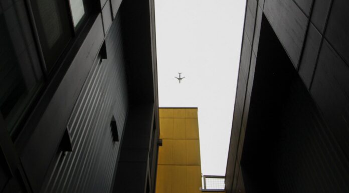Empujan plan para crear 10 mil viviendas asequibles en WA Un avión cruza el cielo sobre un complejo de microapartamentos en Seattle, en marzo de 2024. (Foto AP/Manuel Valdés)