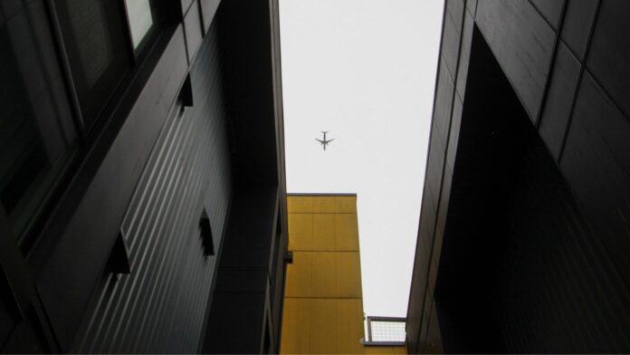 Avión cruza el cielo sobre un complejo de microapartamentos Un avión cruza el cielo sobre un complejo de microapartamentos en Seattle, en marzo de 2024. (Foto AP/Manuel Valdés)