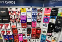 Dos hermanas de Lynnwood enfrentan cargos por presunto fraude de $80,000 con tarjetas de regalo Tarjetas de regalo cuelgan de un muestrario en una tienda Best Buy. (Foto AP/David Zalubowski)