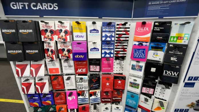 Tarjetas de regalo Tarjetas de regalo cuelgan de un muestrario en una tienda Best Buy. (Foto AP/David Zalubowski)