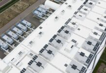 Inteligencia artificial y el agua: crece el debate sobre el impacto ambiental de los centros de datos Una gran cantidad de ventiladores forma parte del sistema de refrigeración en el techo de un centro de datos, el 27 de abril de 2026, en Hillsboro, Oregon. (Foto AP/Jenny Kane, Archivo)