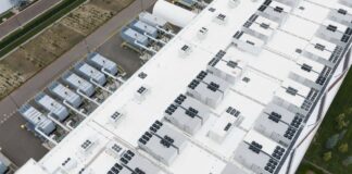 Inteligencia artificial y el agua: crece el debate sobre el impacto ambiental de los centros de datos Una gran cantidad de ventiladores forma parte del sistema de refrigeración en el techo de un centro de datos, el 27 de abril de 2026, en Hillsboro, Oregon. (Foto AP/Jenny Kane, Archivo)