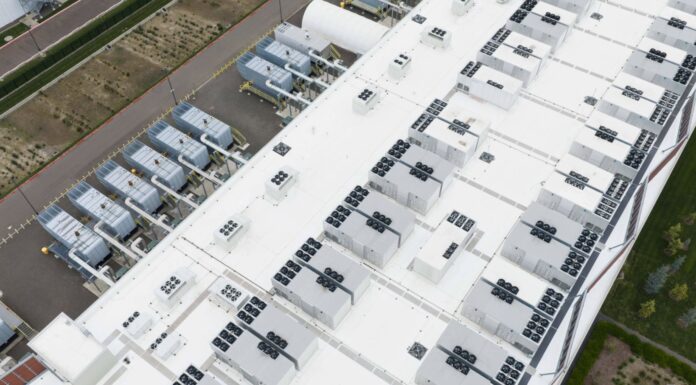 Inteligencia artificial y el agua: crece el debate sobre el impacto ambiental de los centros de datos Una gran cantidad de ventiladores forma parte del sistema de refrigeración en el techo de un centro de datos, el 27 de abril de 2026, en Hillsboro, Oregon. (Foto AP/Jenny Kane, Archivo)