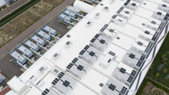 Una gran cantidad de ventiladores forma parte del sistema de refrigeración en el techo de un centro de datos, el 27 de abril de 2026, en Hillsboro, Oregon. (Foto AP/Jenny Kane, Archivo)