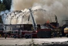 Voraz incendio consume pila de materiales en recicladora de Woodinville Momento en el que lo bomberos empiezan las labores de extinción del incendio — Imagen: Cuerpo Regional de Bomberos y Rescate de Snohomish