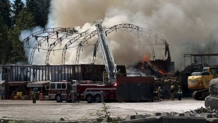 Labores de extinción Momento en el que lo bomberos empiezan las labores de extinción del incendio — Imagen: Cuerpo Regional de Bomberos y Rescate de Snohomish