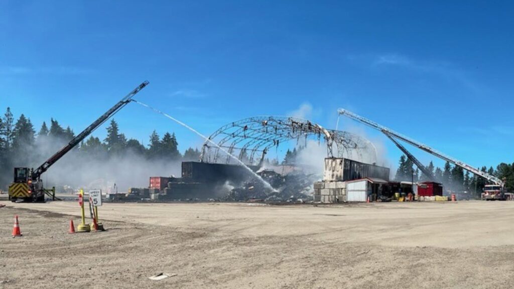 Equipos de los bomberos realizando las labores de extinción de un incendio — Imagen: Cuerpo Regional de Bomberos y Rescate de Snohomish