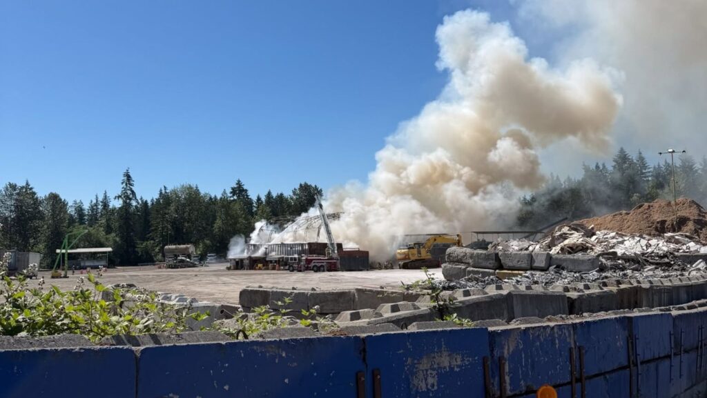 Vista lejana del incendio de una instalación de reciclaje — Imagen: Cuerpo Regional de Bomberos y Rescate de Snohomish