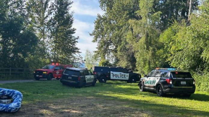 Parque Estatal del Lago Sammamish Autoridades en el área del parque estatal del lago Sammamish, donde murió la joven — Imagen: Cuerpo de Bomberos y Rescate de Eastside