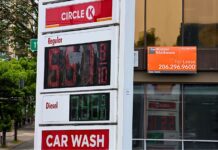 Gasolina en Washington sigue entre las más caras pese a baja a nivel nacional Precios de gasolina y diésel en la estación de servicio Shell en la esquina de 11th Ave NE y NE 45th St, en el University District de Seattle — Imagen: Latino Herald ™