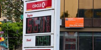 Gasolina en Washington sigue entre las más caras pese a baja a nivel nacional Precios de gasolina y diésel en la estación de servicio Shell en la esquina de 11th Ave NE y NE 45th St, en el University District de Seattle — Imagen: Latino Herald ™