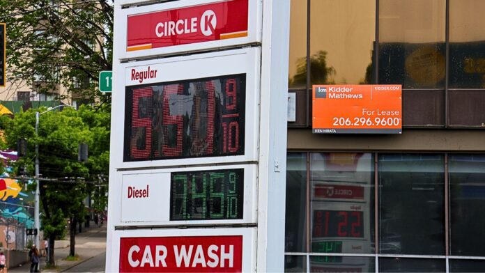 Precios de gasolina y diésel en la estación de servicio Shell en la esquina de 11th Ave NE y NE 45th St, en el University District de Seattle — Imagen: Latino Herald ™