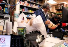 Altos precios de gasolina, alimentos y vuelos podrían persistir tras conflicto con Irán Don Felipe Hernández, propietario del supermercado mexicano Los Gavilanes en Casino Road, Everett, en su negocio, donde el aumento en el costo de los alimentos también impacta a comerciantes y clientes — Imagen: Latino Herald ™