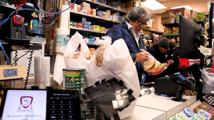 Don Felipe Hernández, propietario del supermercado mexicano Don Felipe Hernández, propietario del supermercado mexicano Los Gavilanes en Casino Road, Everett, en su negocio, donde el aumento en el costo de los alimentos también impacta a comerciantes y clientes — Imagen: Latino Herald ™