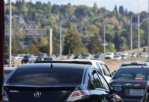 Autoridades prevén aumento de tráfico en Seattle por el duelo entre Estados Unidos y Australia Vehículos circulan por la Interestatal 5 en Seattle. Las autoridades anticipan un aumento significativo del tráfico en el centro de la ciudad debido al partido entre Estados Unidos y Australia en el Lumen Field — Imagen: Oficina del Sheriff del condado de Kitsap