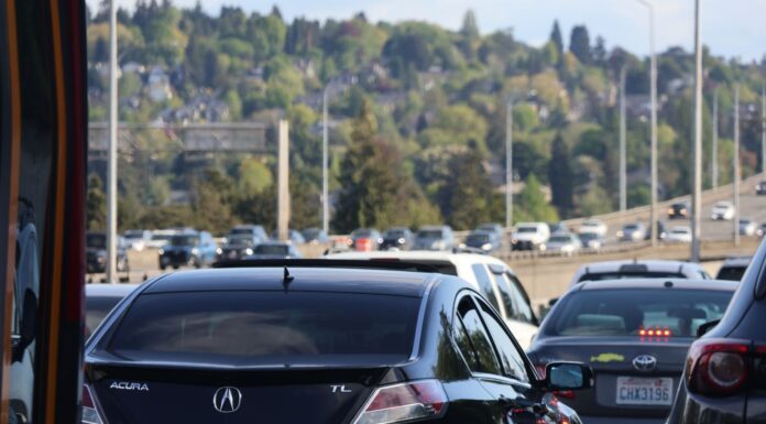 Autoridades prevén aumento de tráfico en Seattle por el duelo entre Estados Unidos y Australia Vehículos circulan por la Interestatal 5 en Seattle. Las autoridades anticipan un aumento significativo del tráfico en el centro de la ciudad debido al partido entre Estados Unidos y Australia en el Lumen Field — Imagen: Oficina del Sheriff del condado de Kitsap