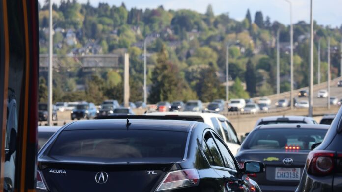 Vehículos circulan por la Interestatal 5 en Seattle. Las autoridades anticipan un aumento significativo del tráfico en el centro de la ciudad debido al partido entre Estados Unidos y Australia en el Lumen Field — Imagen: Oficina del Sheriff del condado de Kitsap