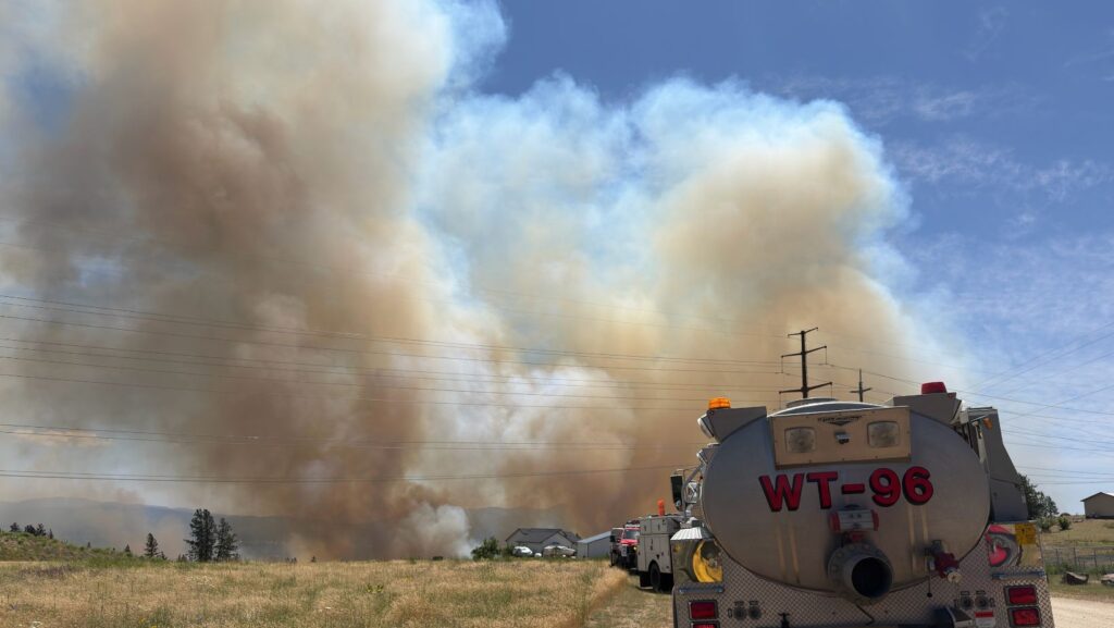 Esta fotografía, facilitada por el Distrito de Bomberos 9 de Spokane, muestra el incendio Upriver ardiendo al noreste de Spokane, Washington. (Robert Gray/Distrito de Bomberos 9 de Spokane vía AP)