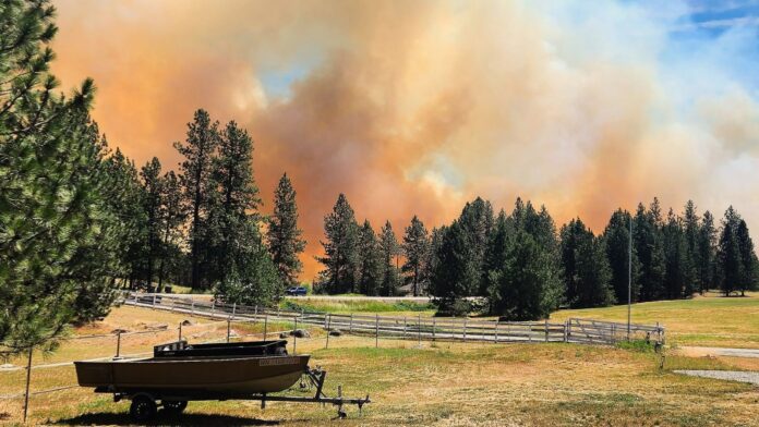 En esta imagen, proporcionada por Scott Crawford, se muestra una nube de humo causada por el incendio Upriver, el 16 de junio de 2026, cerca de Spokane, Washington. (Scott Crawford vía AP)