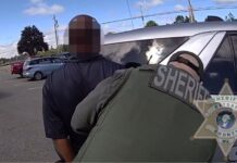 Trabajador de programa infantil detenido por presunta posesión de material sexual de menores Momento en el que un agente detiene al sospechoso de poseer material sexual de menores — Imagen: Oficina del Sheriff del condado de Kitsap