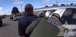 Trabajador de programa infantil detenido por presunta posesión de material sexual de menores Momento en el que un agente detiene al sospechoso de poseer material sexual de menores — Imagen: Oficina del Sheriff del condado de Kitsap