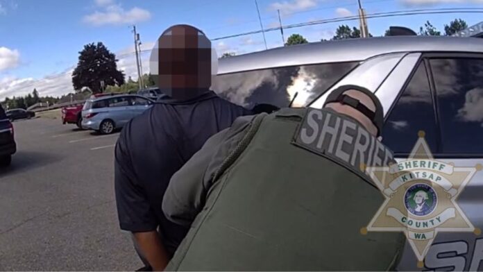 Momento en el que un agente detiene al sospechoso de poseer material sexual de menores — Imagen: Oficina del Sheriff del condado de Kitsap