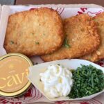 Comer en el Mundial puede costar una fortuna: precios de concesiones provocan críticas Se muestra un plato de 75 dólares llamado "Fancy AF Tots" —que contiene croquetas de papa fritas, caviar, crème fraîche y cebollino— durante un partido de la Copa del Mundo en el estadio de Miami, en Miami Gardens, Florida, el domingo 21 de junio de 2026. (Foto AP/Tim Reynolds)