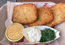 Comer en el Mundial puede costar una fortuna: precios de concesiones provocan críticas Se muestra un plato de 75 dólares llamado "Fancy AF Tots" —que contiene croquetas de papa fritas, caviar, crème fraîche y cebollino— durante un partido de la Copa del Mundo en el estadio de Miami, en Miami Gardens, Florida, el domingo 21 de junio de 2026. (Foto AP/Tim Reynolds)