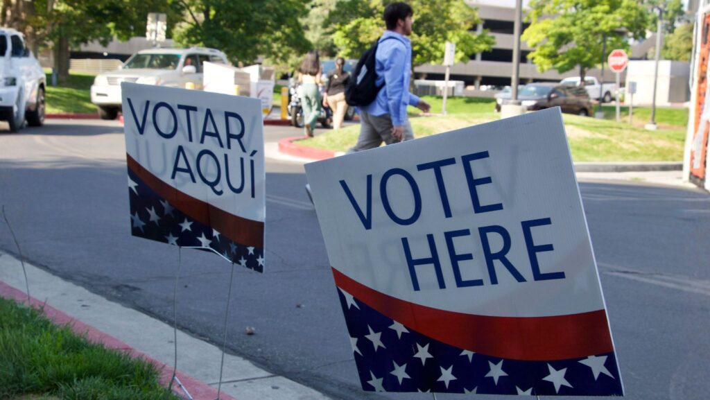 Letreros de "Vote aquí" frente al Centro de Gobierno del Condado de Salt Lake en Salt Lake City, Utah, el martes 23 de junio de 2026. (Foto AP/Hannah Schoenbaum)